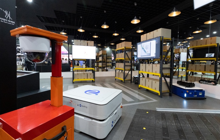 '2025 월드 IT쇼'에 스마트 팩토리 시스템이 전시돼 있다. 2025.4.24 (ⓒ뉴스1, 무단 전재-재배포 금지)