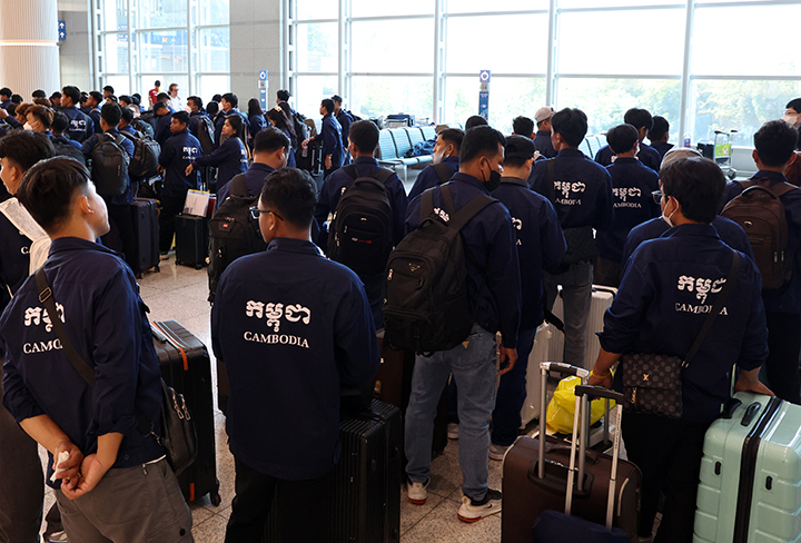 인천공항에서 E9비자로 입국한 외국인 노동자들이 이동을 하기위해 줄지어 기다리고 있다. 2025.5.27 (ⓒ뉴스1, 무단 전재-재배포 금지)