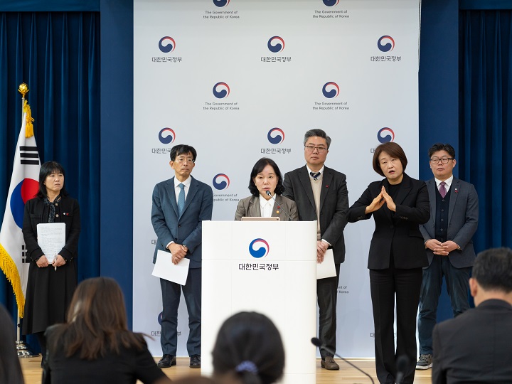 송경희 개인정보보호위원회 위원장이 12일 정부세종청사 중앙동 합동브리핑실에서 브리핑을 진행하고 있다.(사진=개인정보위 제공)