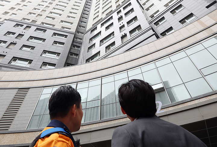 중앙소방특별조사단 단원들이 한 고층건물 옥상에서 화재 대응시설 등을 점검하고 있다. (사진=저작권자(c) 연합뉴스, 무단 전재-재배포 금지)