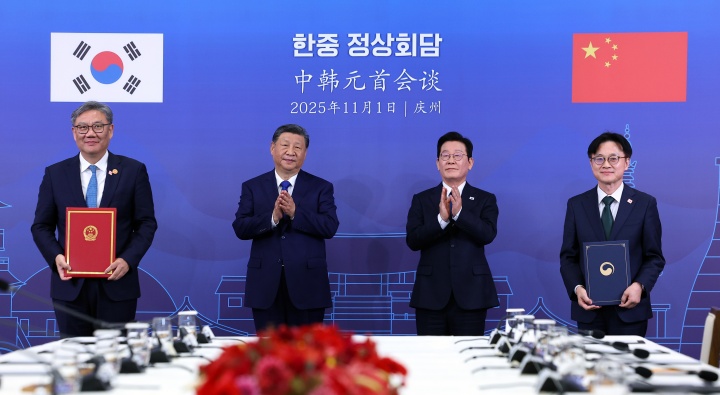 김정관 산업통상부 장관과 왕원타오 중국 상무부장이 1일 경북 국립경주박물관에서 이재명 대통령과 시진핑 중국 국가주석이 참석한 가운데 '서비스 무역 교류 협력 강화' 양해각서를 체결하고 있다. 2025.11.1 (사진=저작권자(c) 연합뉴스, 무단 전재-재배포 금지)