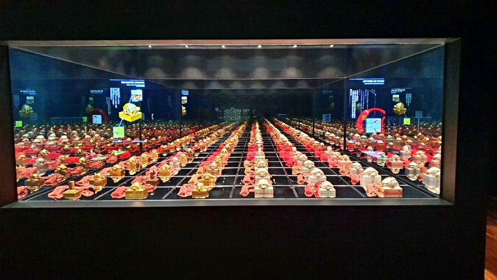 끝없이 늘어진 어보가 장관을 이루다.