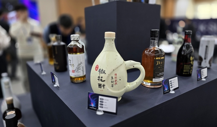 행사장 가운데 심사 대상 주류가 놓여 있다.