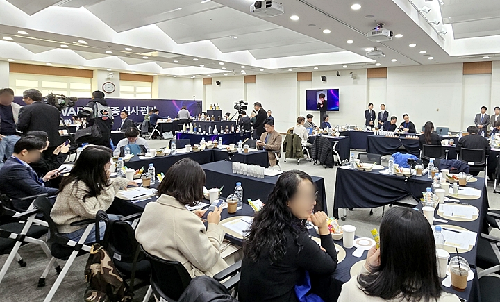 심사단 모두 한자리에서 심사를 진행했다.