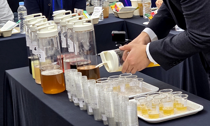 과실주와 맥주 시음을 준비하고 있다.