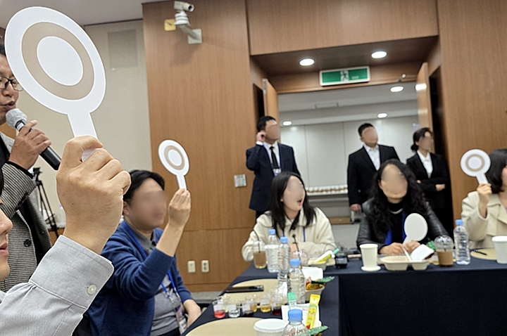 블라인드 테스트에서는 O 푯말을 들어 점수를 매겼다.