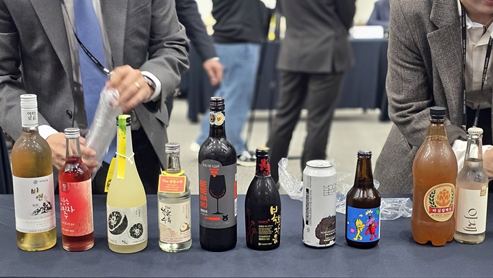 우리 술을 살펴보고 있는 심사단.