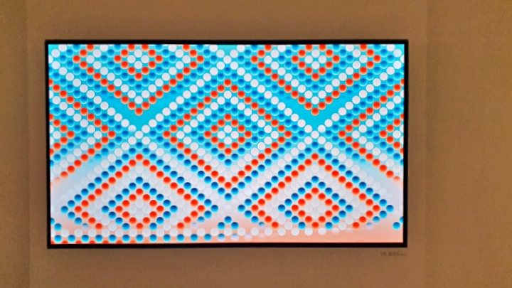 디지털 디스플레이를 활용한 유물 세부 문양 관찰.