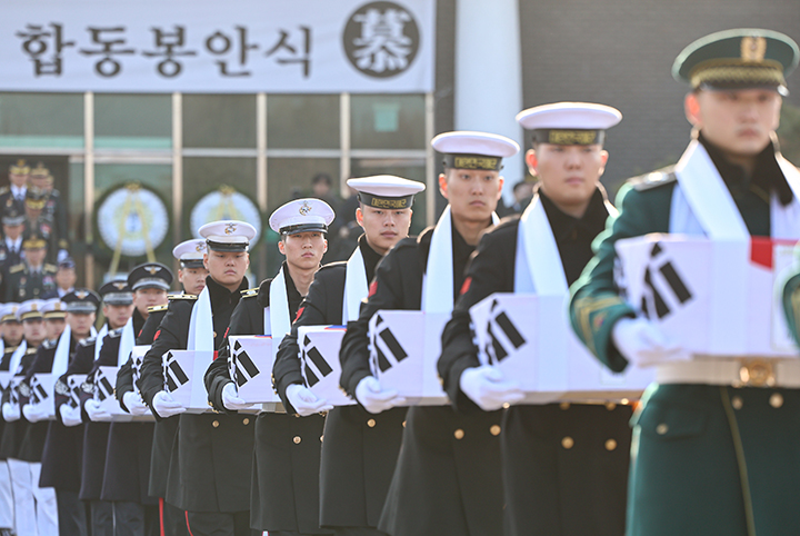 서울 동작구 국립서울현충원 현충관에서 엄수된 2025년 6·25 전사자 합동봉안식에서 장병들이 영현 봉송을 하고 있다. 2025.12.15 (ⓒ뉴스1, 무단 전재-재배포 금지)