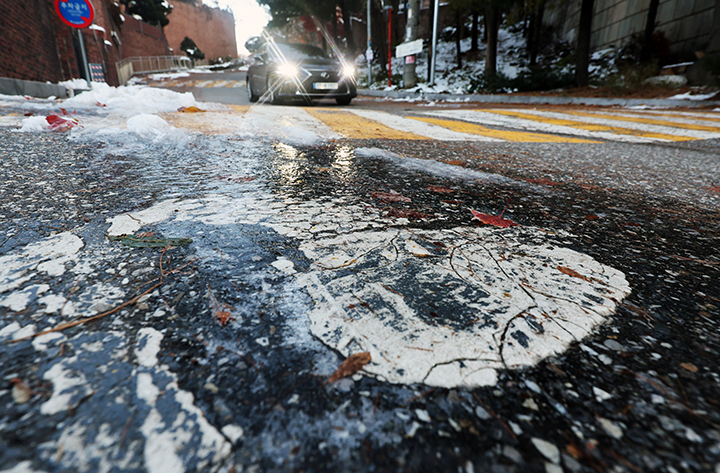 폭설이 그친 후 한파가 찾아온 서울 종로구의 도로 곳곳에 살얼음이 얼어 있다. 2024.11.29 (ⓒ뉴스1, 무단 전재-재배포 금지)