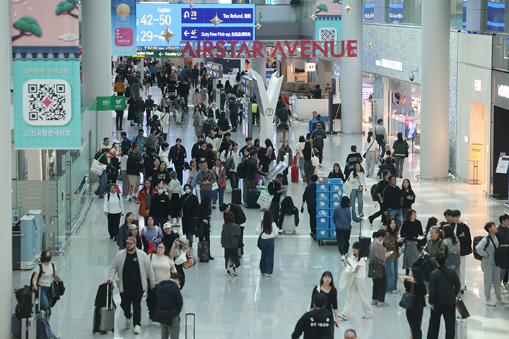 지난달 6일 인천국제공항 제1여객터미널 내 면세구역에서 여행객들이 이동 및 쇼핑을 하고 있다.(사진=저작권자(c) 연합뉴스, 무단 전재-재배포 금지)