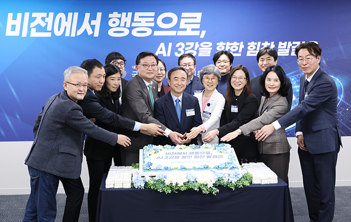 15일 오후 서울 중구 서울스퀘어에서 열린 국가인공지능전략위원회 출범 100일 기자간담회에서 임문영 부위원장과 참석자들이 100일 기념 떡 케이크 커팅식을 하고 있다.(사진=저작권자(c) 연합뉴스, 무단 전재-재배포 금지)