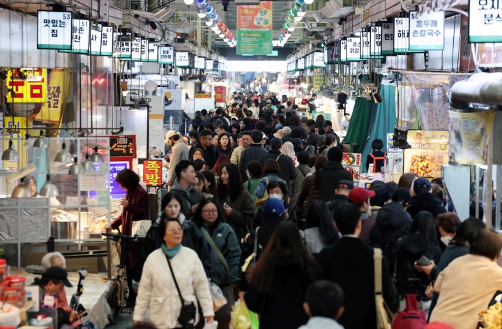 서울 마포구 망원시장에서 시민들이 장을 보고 있다. 2025.10.28 (사진=저작권자(c) 연합뉴스, 무단 전재-재배포 금지)