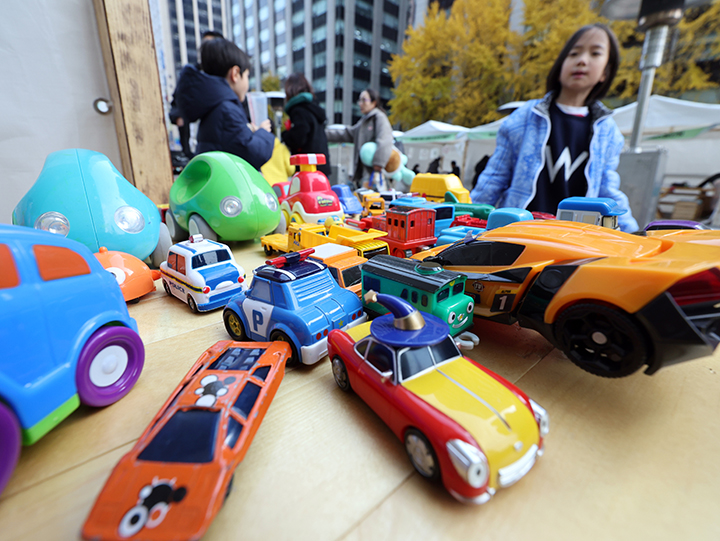 지난달 20일 오후 서울 청계광장에서 열린 '2025 자원순환 시민행사–초록이의 지구여행'에 '재탄생 장난감'이 진열돼 있다. 사진은 기사 내용과 무관함.(ⓒ뉴스1, 무단 전재-재배포 금지)