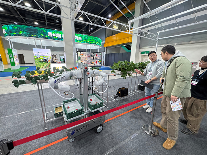 '2025 농림축산식품 과학기술대전'에서 비욘드로보틱스 변성호 대표가 수확 로봇 기술을 설명하고 있다. (사진=정책브리핑)