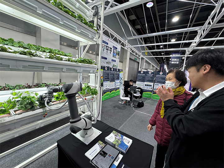 '2025 농림축산식품 과학기술대전'에서 메타파머스 관계자가 옴니파머 기술을 소개하고 있다. (사진=정책브리핑)