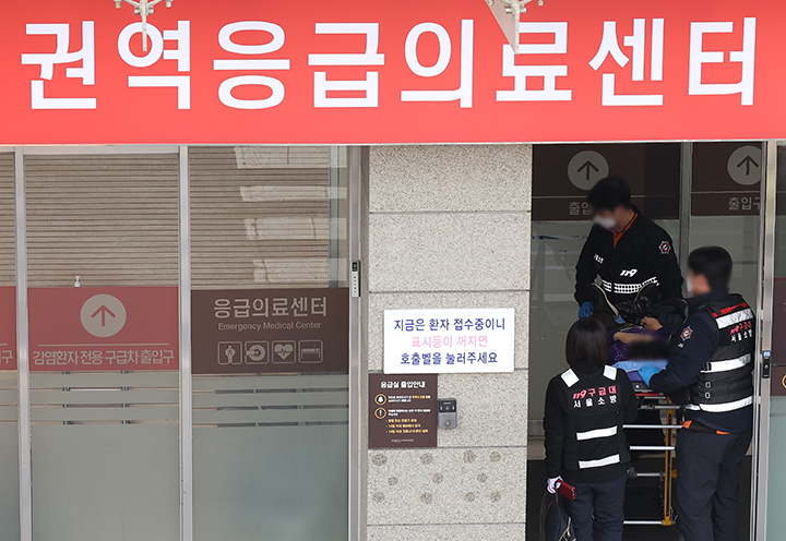 서울 시내 한 대형병원 응급의료센터로 한 환자가 이송되고 있다. 2024.12.2 (사진=저작권자(c) 연합뉴스, 무단 전재-재배포 금지)