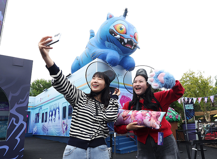 지난 9월 30일 경기도 용인시 에버랜드에 마련된 '케이팝 데몬 헌터스' 테마존에서 관람객들이 사진을 찍고 있다.(사진=저작권자(c) 연합뉴스, 무단 전재-재배포 금지)