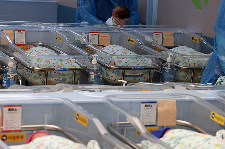 26일 경기도 고양시 CHA의과학대학교 일산차병원 신생아실에서 간호사가 신생아를 돌보고 있다. 사진은 기사 내용과 무관함. (사진=저작권자(c) 연합뉴스, 무단 전재-재배포 금지)