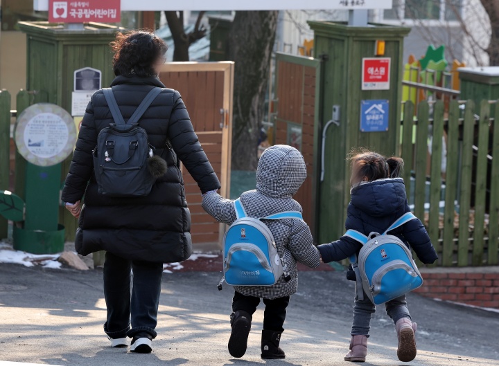 서울시내 한 어린이집에서 어린이들이 등원하고 있다. 2025.2.11 (ⓒ뉴스1, 무단 전재-재배포 금지)