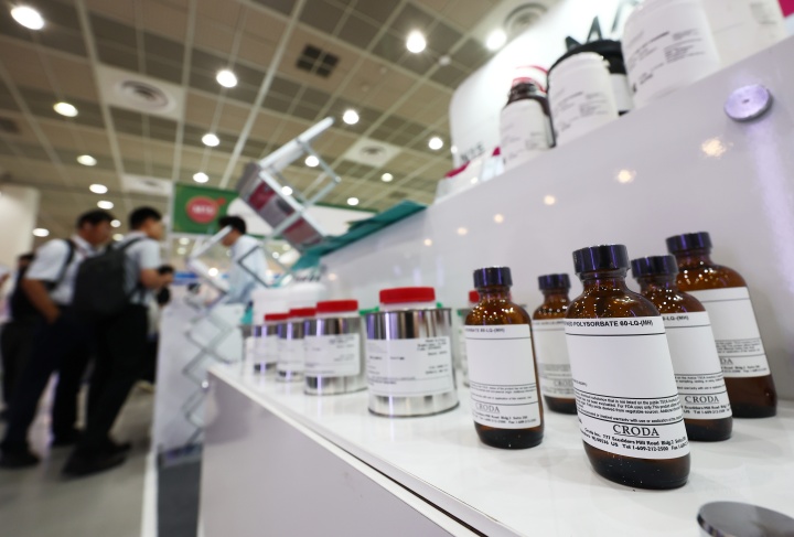 서울 강남구 코엑스에서 열린 세계 제약·바이오·건강기능 산업 전시회에서 관람객들이 부스를 둘러보고 있다. 2025.8.26 (ⓒ뉴스1, 무단 전재-재배포 금지)