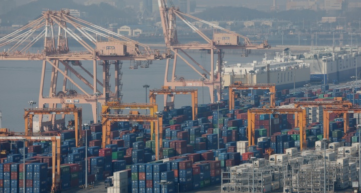 경기 평택시 포승읍 평택항 수출 야적장에 컨테이너들이 쌓여있다. 2025.2.14 (ⓒ뉴스1, 무단 전재-재배포 금지)