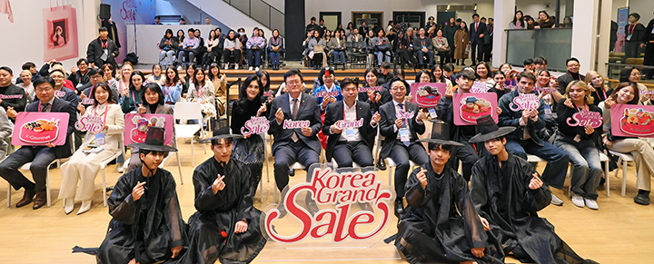 김대현 문화체육관광부 제2차관이 17일 서울 중구 명동 커뮤니티하우스 마실에서 열린 '2026 코리아그랜드세일' 개막행사에서 이부진 한국방문의해위원회 위원장을 비롯한 참석자들과 기념촬영을 하고 있다.(사진=문체부 제공)