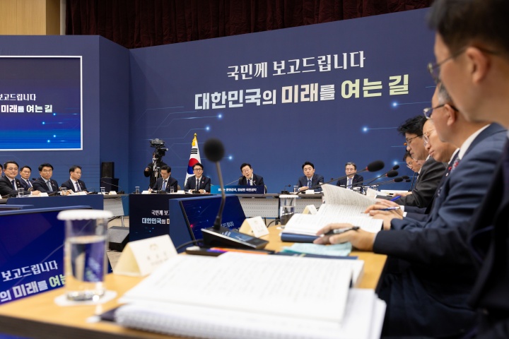 이재명 대통령이 16일 세종시 정부세종컨벤션센터에서 열린 문화체육관광부(국가유산청)·국민권익위원회 업무보고에서 발언하고 있다. (대통령실 제공. 재판매 및 DB 금지) 2025.12.16. (ⓒ뉴스1, 무단 전재-재배포 금지)