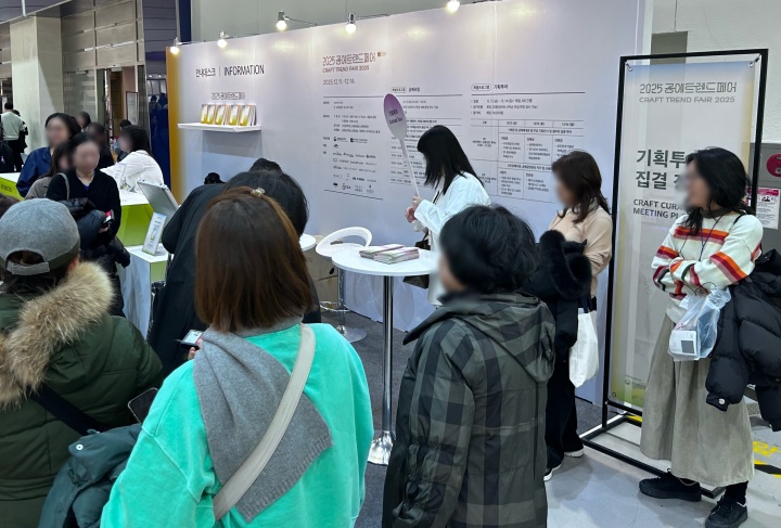 디자인 분야 전문가에게 주요 전시관 해설을 들을 수 있는 '기획투어'