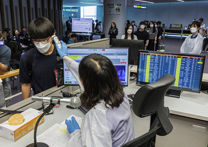 해외 유입 신종 감염병(Disease X) 대응 수도권 합동 훈련에서 국내 도착 항공기에서 가상 바이러스에 감염돼 발열 등 증상이 있는 승객이 발생했다는 가정하에 국립 인천공항 검역소 검역관이 해당 항공편에 탑승한 입국자에 대한 조사를 하고 있다. 2024.9.3 (사진=저작권자(c) 연합뉴스, 무단 전재-재배포 금지)