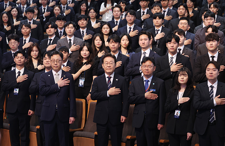 이재명 대통령이 지난 7월 14일 충북 진천 국가공무원인재개발원에서 70기 5급 신임관리자과정 교육생들에게 특강을 하기 앞서 국기에 경례하고 있다.(사진=저작권자(c) 연합뉴스, 무단 전재-재배포 금지)