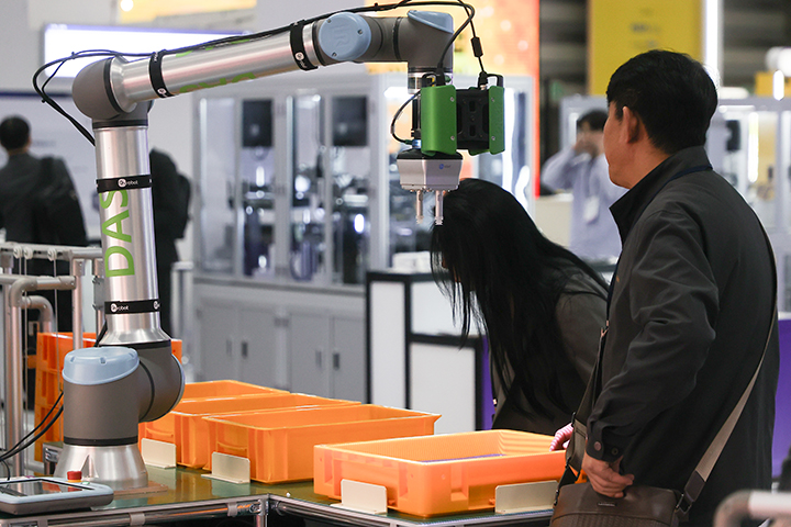 서울 강남구 코엑스에서 열린 스마트비즈엑스포에서 참관객들이 전시장을 둘러보고 있다. 2025.10.21 (사진=저작권자(c) 연합뉴스, 무단 전재-재배포 금지)