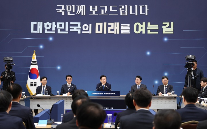 이재명 대통령이 17일 정부세종컨벤션센터에서 열린 산업부·지식재산처·중소벤처기업부 업무보고에서 발언하고 있다.(사진=저작권자(c) 연합뉴스, 무단 전재-재배포 금지)