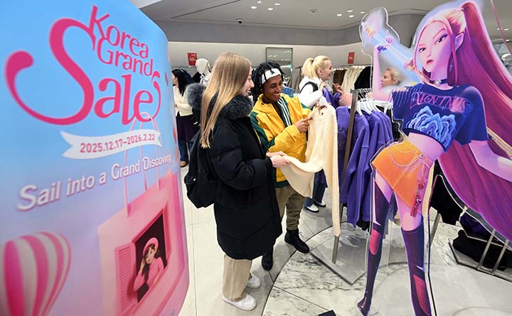 17일 서울 명동 에잇세컨즈 매장에서 외국인 관광객들이 케이팝데몬헌터즈 협업 상품을 살펴보고 있다.(사진=저작권자(c) 연합뉴스, 무단 전재-재배포 금지)