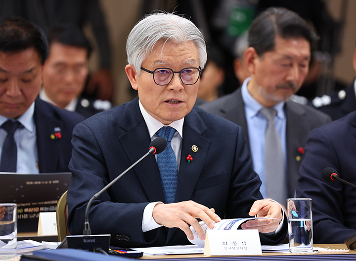 최동석 인사혁신처장이 17일 정부세종컨벤션센터에서 이재명 대통령에게 업무보고를 하고 있다.(사진=저작권자(c) 연합뉴스, 무단 전재-재배포 금지)