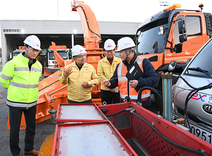 김광용 행정안전부 재난안전관리본부장이 한국도로공사 용인지사를 방문, 겨울철 고속도로 제설 대책을 보고 받고 제설제 비축 현황과 제설장비 운영체계를 점검하고 있다. 2025.11.28 (ⓒ뉴스1, 무단 전재-재배포 금지)