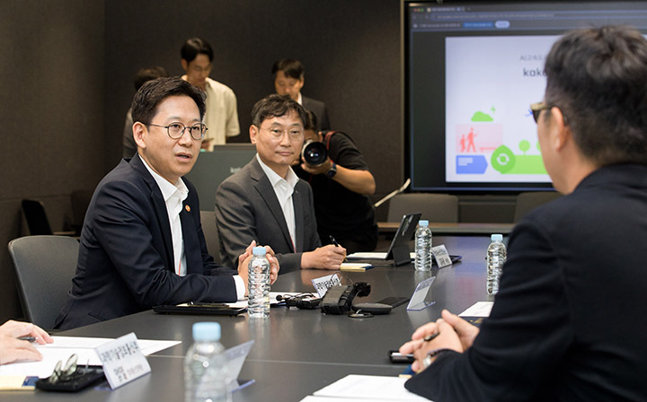 배경훈 과학기술정보통신부 장관이 지난 8월 29일 경기 안산시 상록구 카카오데이터센터 안산에서 열린 '첨단 GPU 확보 및 AI 고속도로 현장간담회' 에서 발언하고 있다.(ⓒ뉴스1, 무단 전재-재배포 금지)