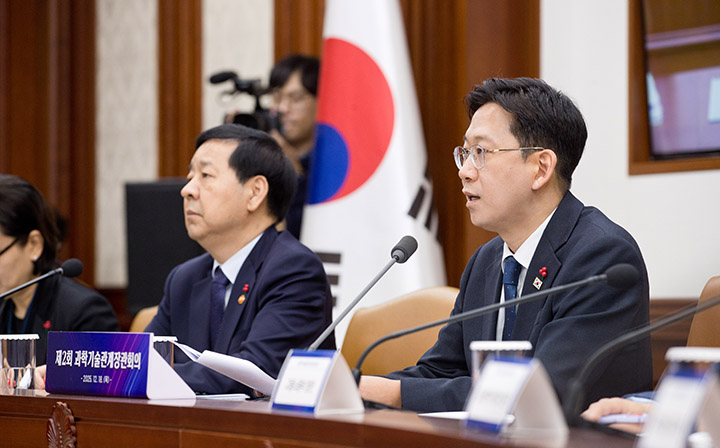 배경훈 부총리 겸 과학기술정보통신부 장관이 18일 오전 서울 종로구 정부서울청사 본관 영상회의실에서 '제2회 과학기술관계장관회의' 를 주재하고 있다.(사진=과기정통부 제공)
