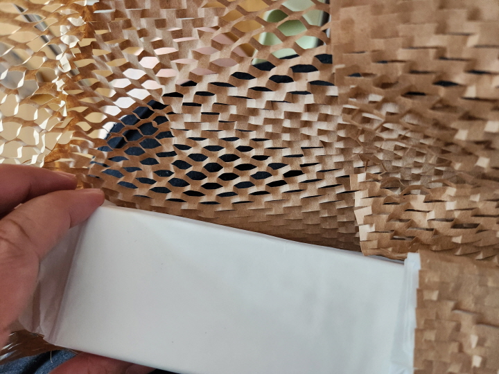 택배 상자에 든 종이 완충재는 재활용이 쉽고 자연 분해할 수 있어서 포장 폐기물을 줄이는 데 도움이 된다.