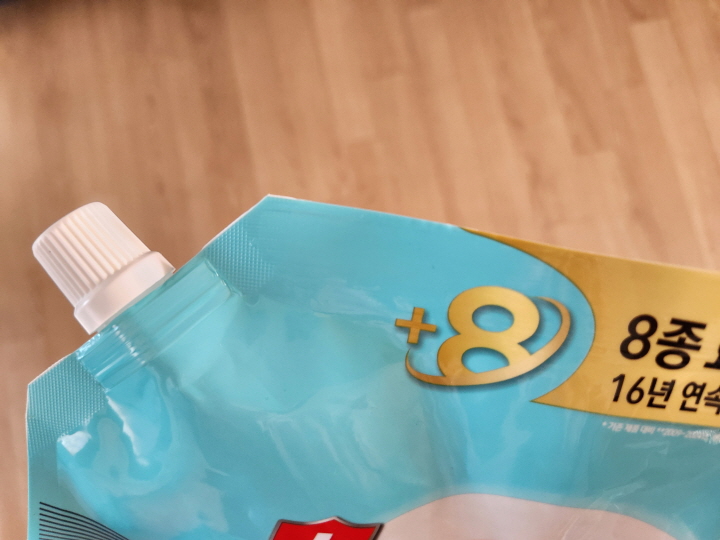 세제, 샴푸, 린스 등의 액체를 리필제품으로 구매하면 사용 후 버리는 포장 용기의 부피를 줄일 수 있다.