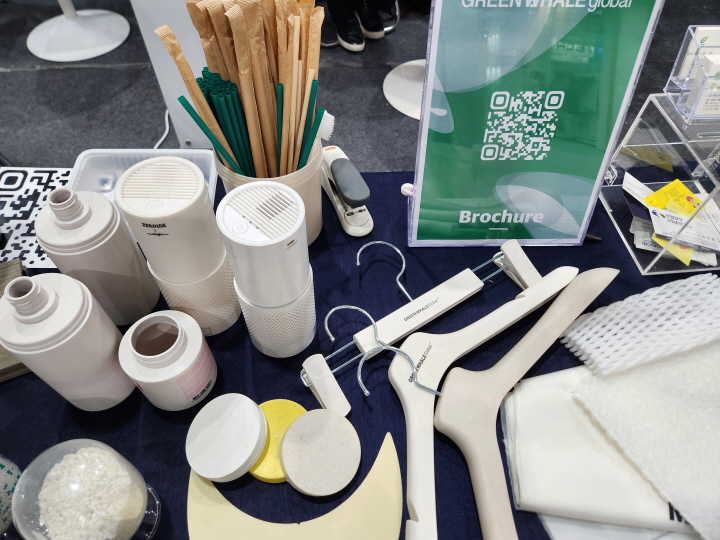 바이오플라스틱은 기존 플라스틱과 유사하지만, 옥수수&middot;카사바&middot;쌀 등 식물을 원료로 만들어 자연 분해가 가능하다.