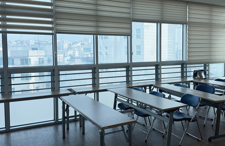 내부로 들어서니 도심 풍경이 잘 보여서 시야가 탁 트인 느낌이 들었다.