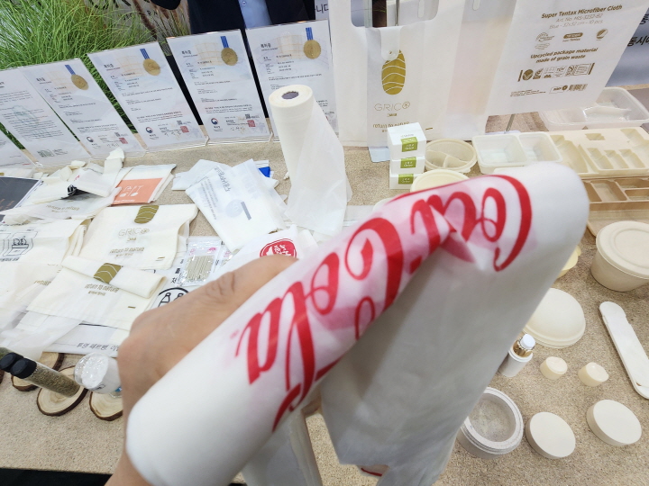 비닐은 필름류에 해당하는 플라스틱이다. 바이오플라스틱으로 만든 비닐 제품도 있다.