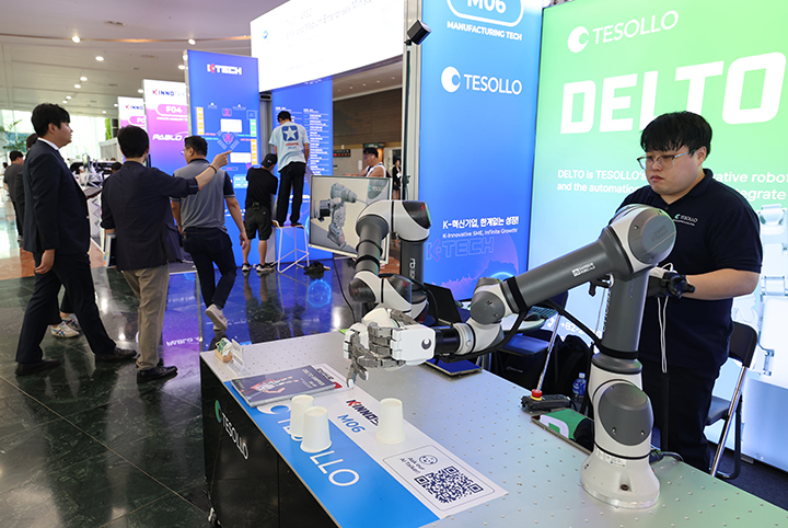 중소기업 기술·경영 혁신대전에서 테솔로(Tesollo) 부스 관계자가 로봇 그리퍼를 시연하고 있다. 사진은 기사 내용과 직접 관련 없음. 2025.9.1 (사진=저작권자(c) 연합뉴스, 무단 전재-재배포 금지)