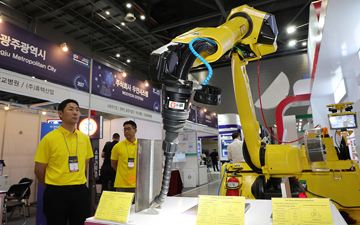 경기도 고양시 킨텍스에서 열린 '2025 대한민국 안전산업박람회'에서 참가 업체가 이동형 협동로봇을 시연하고 있다. 2025.9.17 (사진=저작권자(c) 연합뉴스, 무단 전재-재배포 금지)
