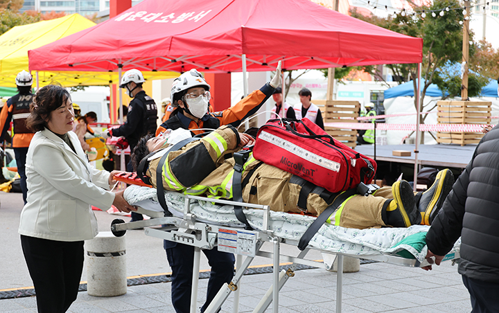 3일 오후 부산 해운대구 영화의전당 일대에서 해운대구 재난 대응 안전한국훈련이 진행되고 있다. 이날훈련은 지진으로 인한 극장화재 및 인파사고를 가정해 실시됐다. 2025.11.3 (사진=저작권자(c) 연합뉴스, 무단 전재-재배포 금지)