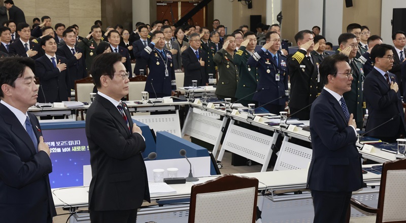 이재명 대통령이 18일 서울 용산구 국방부에서 열린 국방부·국가보훈부 업무보고에서 국민의례를 하고 있다. 2025.12.18 [대통령실통신사진기자단](사진=저작권자(c) 연합뉴스, 무단 전재-재배포 금지)