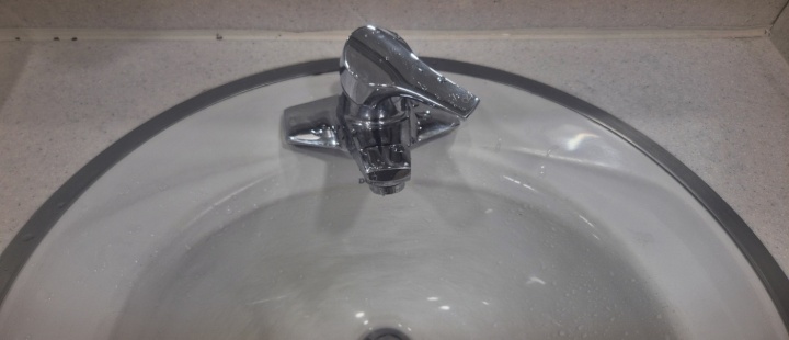 온수 설정과 수도꼭지 방향 확인으로 인한 에너지 절약 실천.