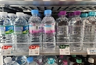 정부는 상표 띠 없는 먹는샘물을 표준으로 정착시키며 재활용이 쉬운 제품을 확대하고 있다. 사진은 편의점에 진열된 먹는샘물.