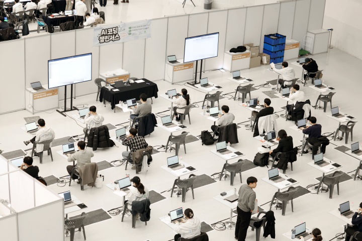 서울 중구 동대문디자인플라자(DDP)에서 열린 '2025 청년취업사관학교 AI 인재 페스티벌'에서 AI코딩 챌린저스 참가자들이 코딩작업을 하고 있다. 2025.12.2 (ⓒ뉴스1, 무단 전재-재배포 금지)